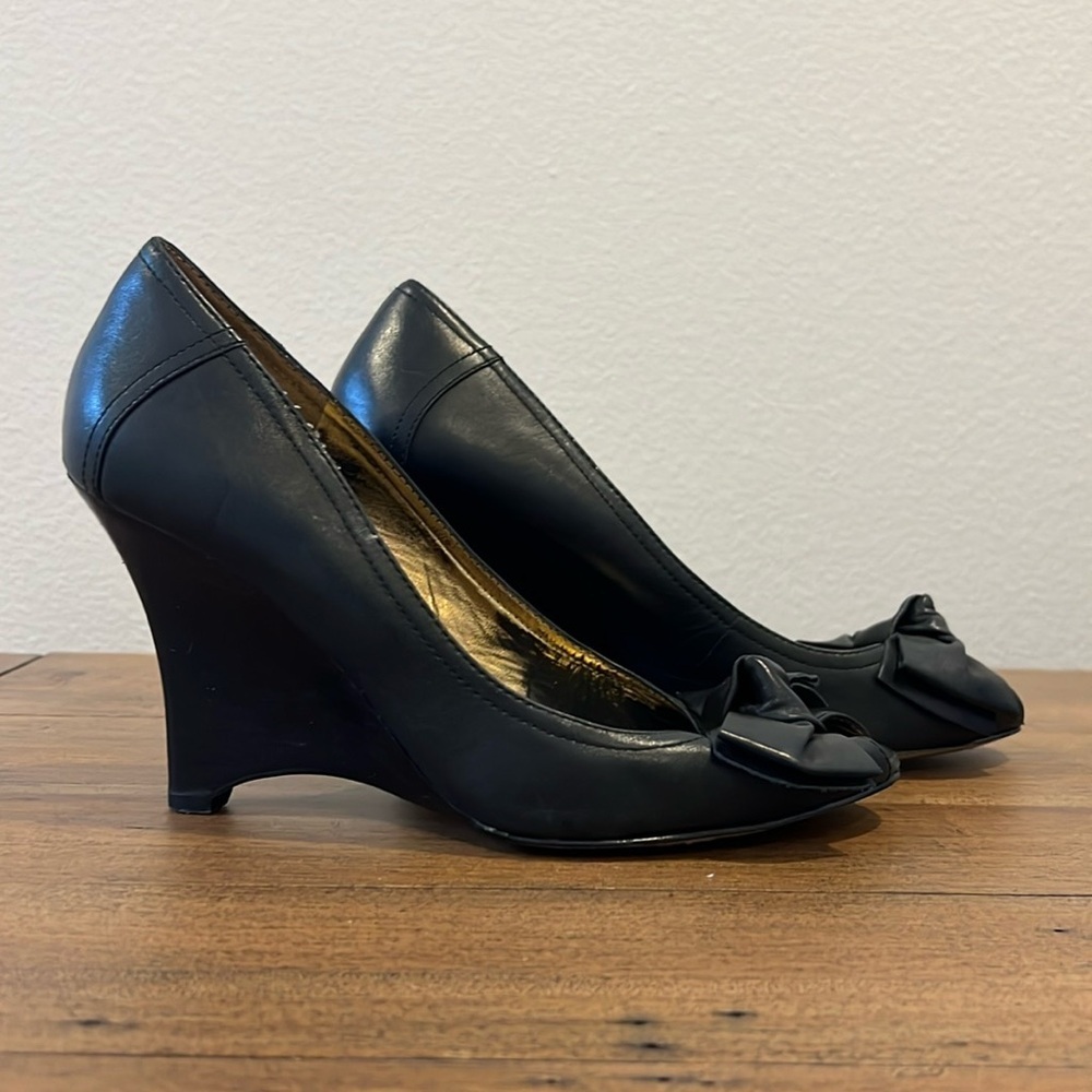 Guess pillow peep toe leather wedge 7.5